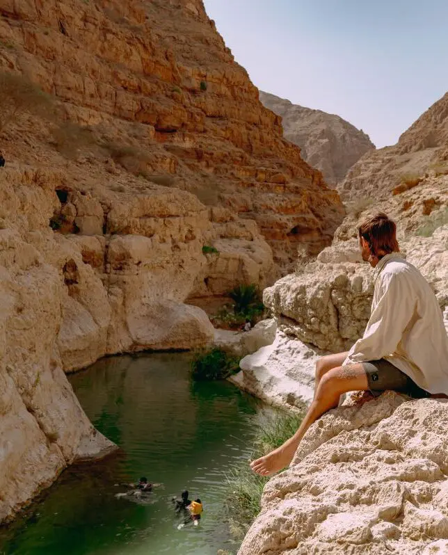 homme dans un wadi à Oman