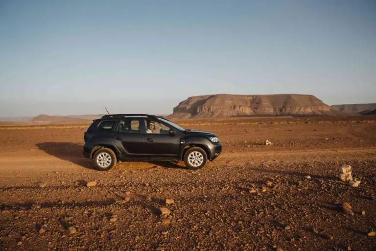 Voiture dans le désert Marocain