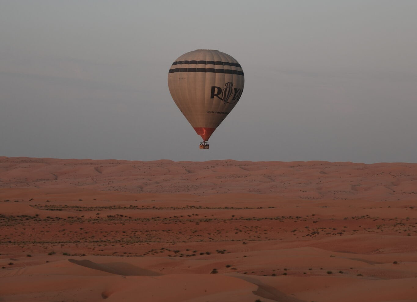 Montgolfière in de woestijn van Oman