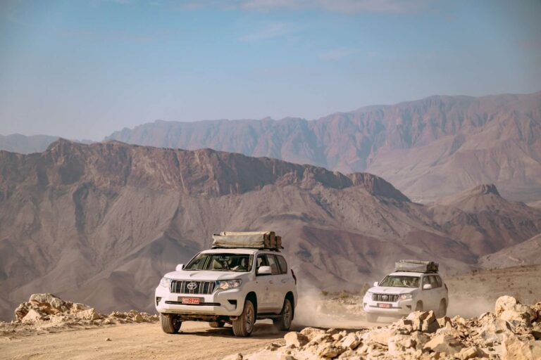 4x4 qui traverse les montagnes d'Oman