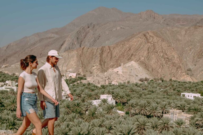 Couple qui marche face à la palmeraie
