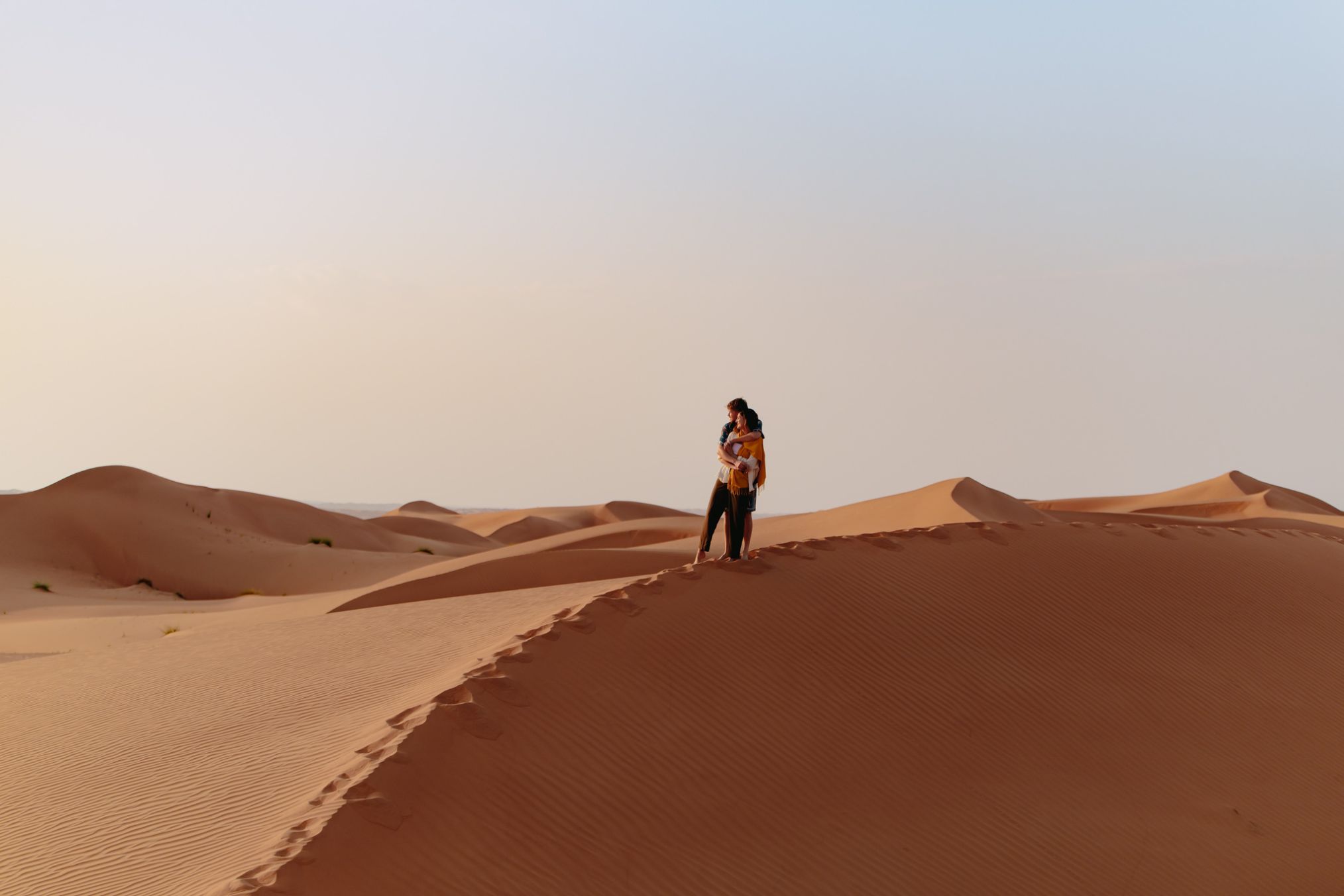 Couple au dessus des dunes d'Oman