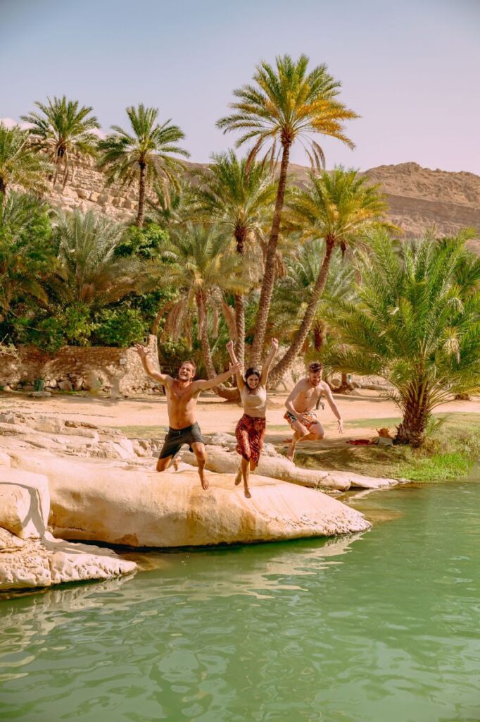 deux personnes qui plongent dans un wadi à Oman