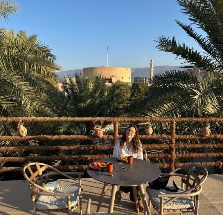 Petit déjeuner face au fort de Nizwa