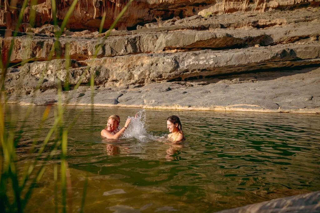 deux personnes qui plongent dans un wadi à Oman