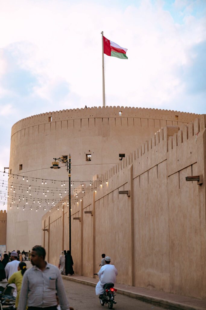 Rue devant le Fort de Nizwa avec des passants